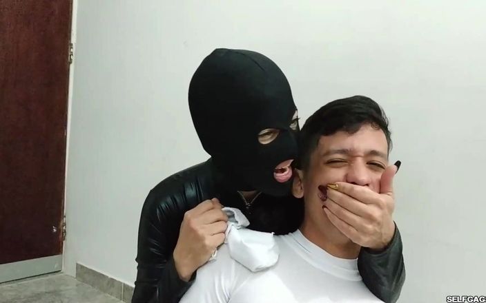 Selfgags femdom bondage: उसने मूर्ख मर्दाना हीरो को शक्तिहीन छोड़ दिया और टेप बंधन में अपमानित किया!