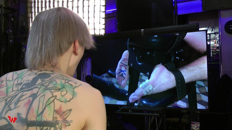 Wanheldvig: Nicky de groază cu picioarele gâdilate