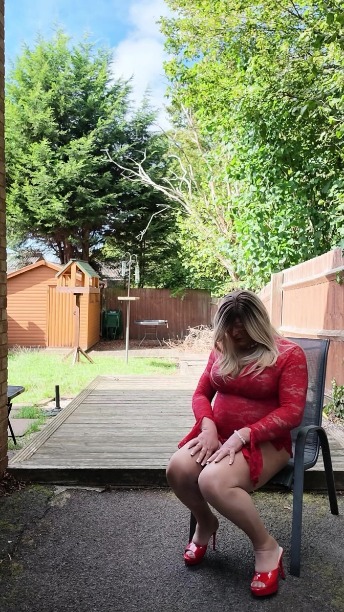 Kelly CD 2022: Sexy transvestã¤t kellycd2022 in meinem roten Spitzenkleid und nahtlos gebräunten...