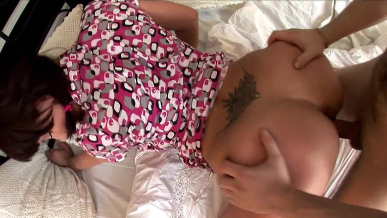 Anal seduction: Gagică brunetă sexy cu țâțe mari suculente se bucură de anal...