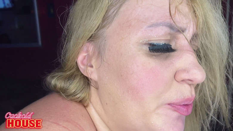 CuckoldHouse: Si jalang berkahwin ini pergi ke kelab swingers berazam untuk...