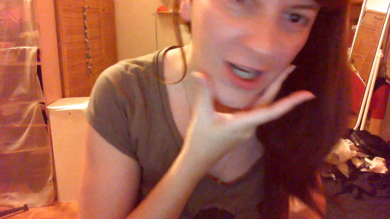 Nicoletta Embassi: 牙齿恋物癖吞噬