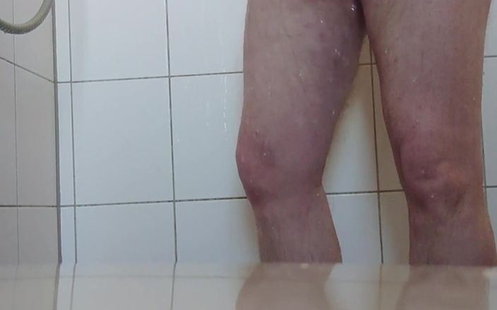 Carmen_Nylonjunge: Fare pipì nella doccia al mattino
