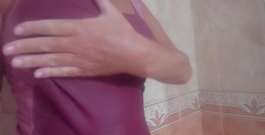 Natalie K: 私の小さなトップスに水を注ぎ、濡れたTシャツからおっぱいを取り出し、今日の毎日の自撮りであなたのために自慰行為をします