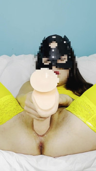 Dildoyla sikişiyor ve çılgın fışkırtma