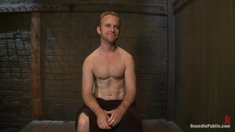 Bound in public: Sexy trenérka v tělocvičně je svázaná a ošukaná v porno...