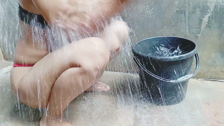 CoupleWorld: Ateşli yenge evde banyo yapıyor ve ona tüm vücudunu gösteriyor