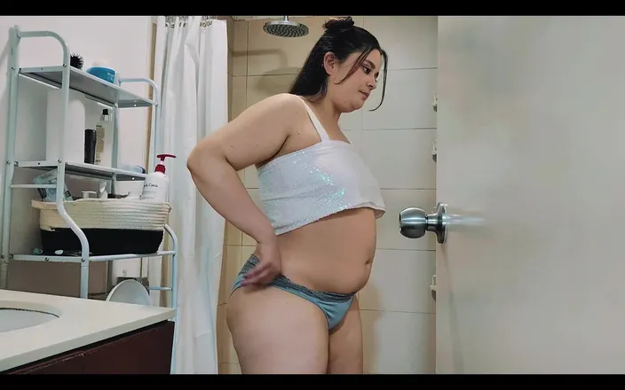 Nicole Passat: Nicole Has a Belly Bloat and Then Spreads Her Ass...