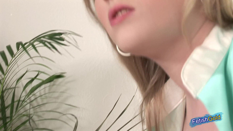 Old Bangs Young: 큰 자지를 불고 따먹어 환자를 돕는 화려한 금발 간호사