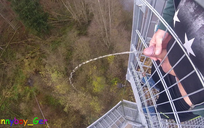 Funnyboy-Ger: とても人目のある展望塔から外でおしっこをして、その後ペニスを手で抜き、大きな玉をします。