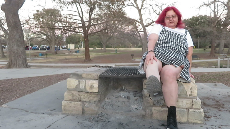BBW nurse Vicki adventures with friends: Hraní s Domme v parku Stomping Ashes From The Fire