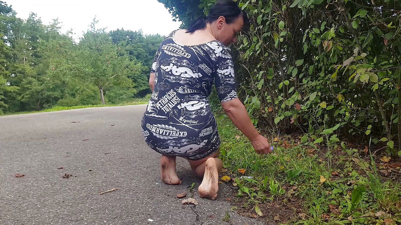 Yvette xtreme: Das barfußmädchen auf der straße