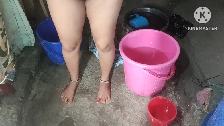 Anita yadav: O femeie cinstită face baie