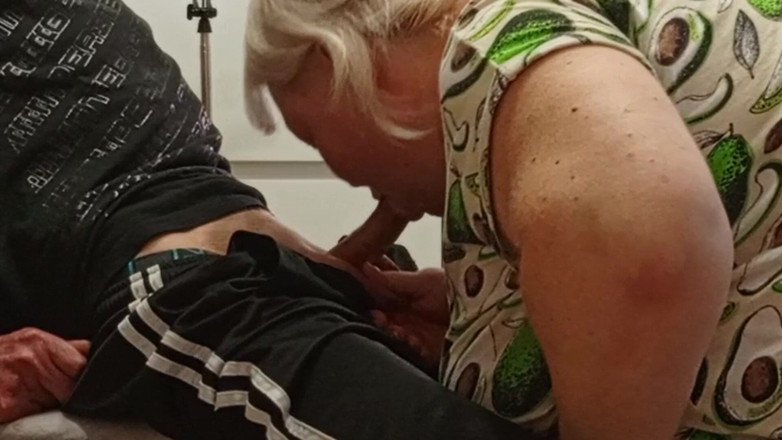 Zona901: 继母给我口交，所以我在她嘴里射精