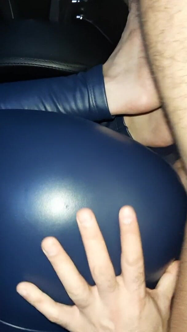 Shiny leather assfuck: Un cul brillant se fait baiser dans un pantalon en...