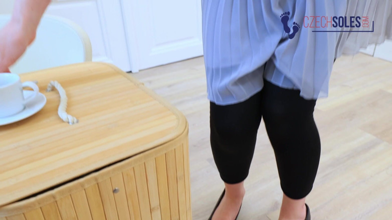 Czech Soles - foot fetish content: Resepsiyonistin büyük kokan ayaklarına tapıyor bakış açısı
