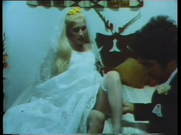 Vintage megastore: Novia vintage en medias blancas sexy follada por un chico...