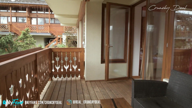 Crunchy deal: Follada a este ángel blancanieves en las montañas