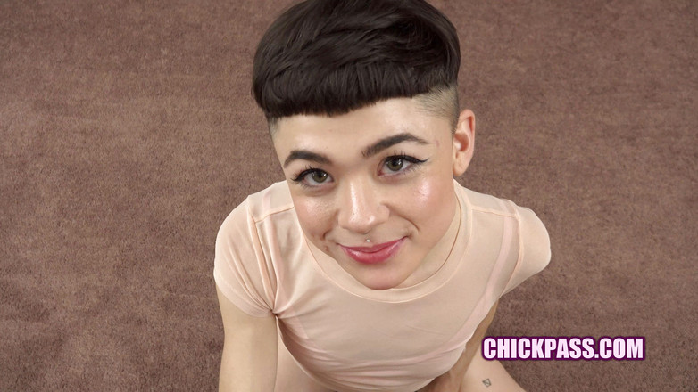 ChickPass Amateurs: Raunchy alt 小妞 magenta Lexx 正在从洛根接受一些鸡巴