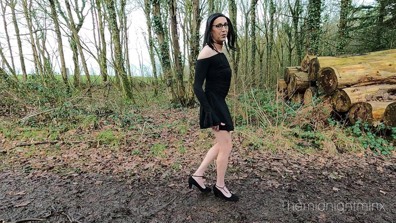 The Midnight Minx: Gothic Crossdresser जंगल में कामुक