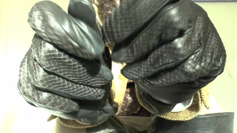 Lady Victoria Valente: Găng tay da kêu rít khiến bạn xuất tinh, Lady...