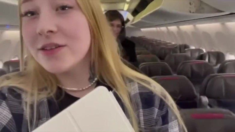 College couples: 我要和我的老婆一起度假！在飞机上性交！.