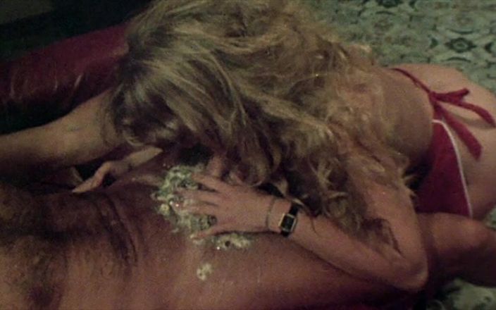 Inhonorof porn: Anos 80: Moana Pozzi em seu primeiro filme brinca com um...