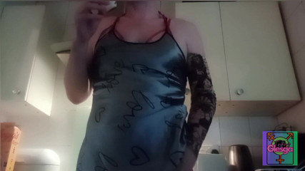 She Scot Lover: Tomboy travesti faz um sanduíche e come algumas batatas crocantes