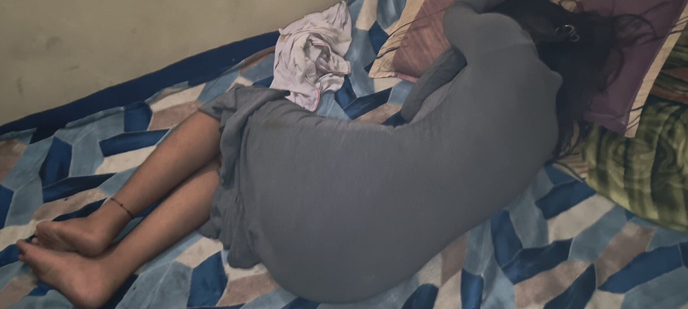 UnitedCourse31: Saya berkongsi katil dengan adik tiri dan kemudian memasukkan zakar...