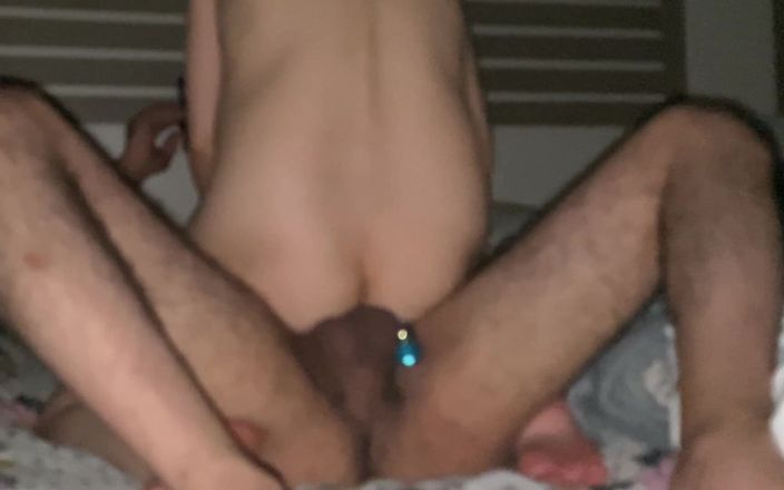 Jollyfuckingoldman: Chị kế chỉ cho cô ấy cách sử dụng dương vật...