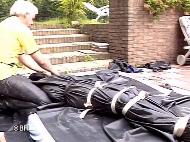 House of lords and mistresses in the spanking zone: La mujer de cuero se domina al aire libre