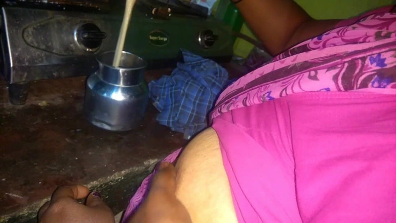 Desi Sathiya: Dragoste cu gospodină indiană sexy Hasband în bucătărie