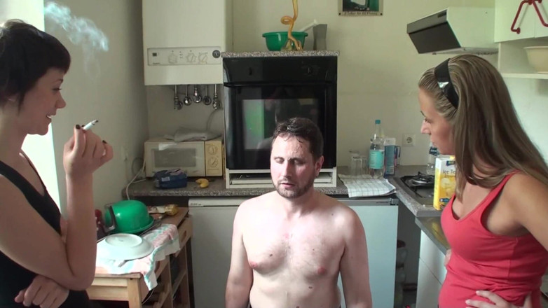 Femdom Austria: De röker, de spottar i hans ansikte och han välkomnar...