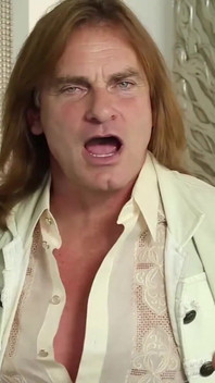 두 명의 완벽한 여자에게 자지를 빨아주는 그는