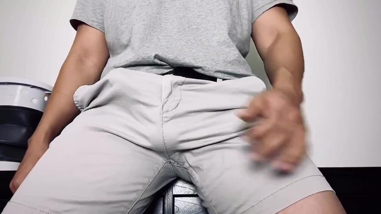 UnderXiaoQiang: Binde meinen schwanz und meine eier, zieh meine engen shorts...