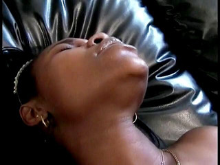 Hot and Wet: Freches schwarzes schätzchen fingert ihre haarige muschi und fickt dann