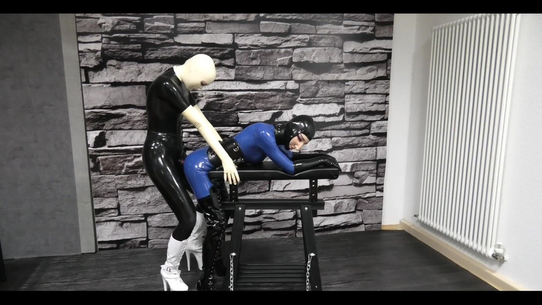 Rubberdoll ruby: 橡胶娘娘腔荡妇性交