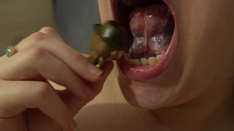 AmayaMori: Chica giganta come un pequeño humano y lo chupa