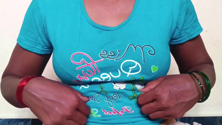 Ammukutty88: Ammu mostrando tetas con masaje con aceite