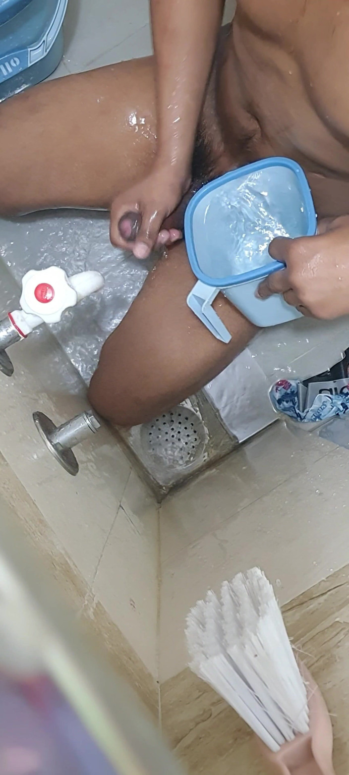 Ahir: Sexy Boy Masturbation While Bathing