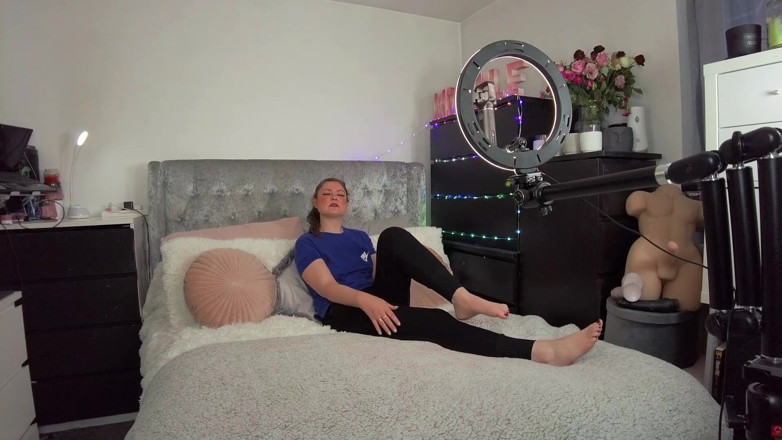 BangAfan: British Cougar Bts of Her VR Scene.
