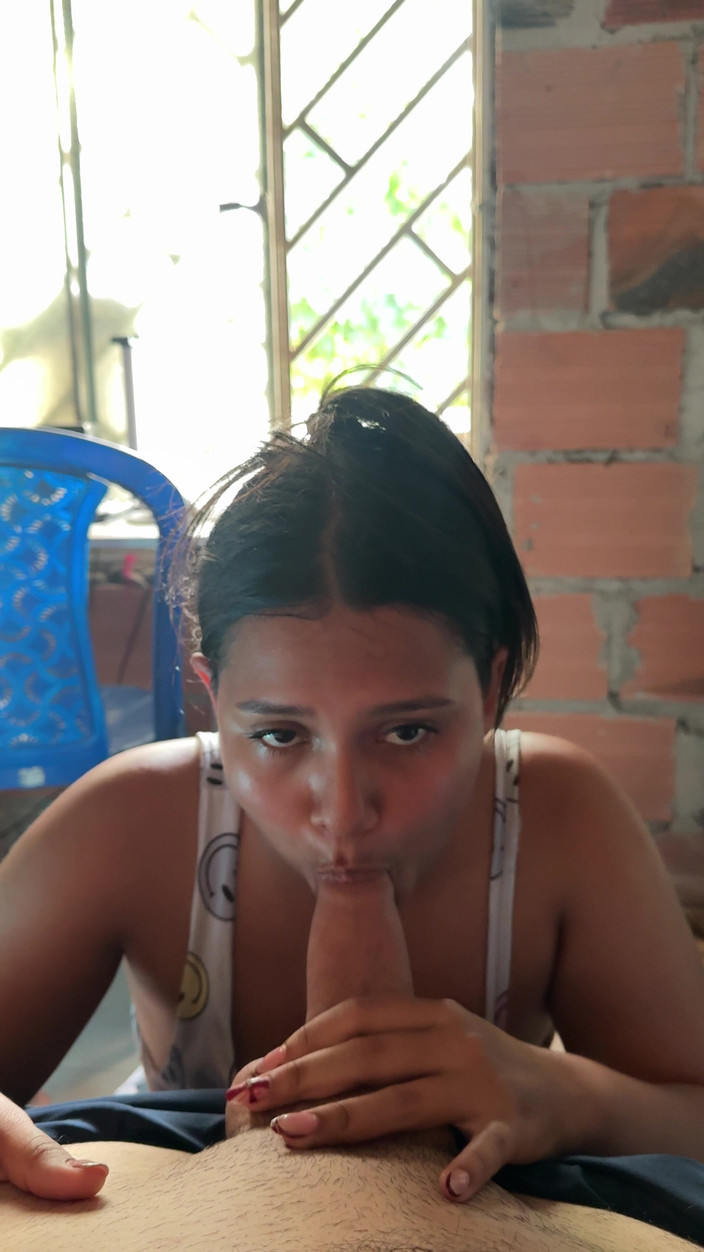 EMY_AND_JONH: Šukám mého nevlastního bratra doma s návštěvníkem v obývacím pokoji