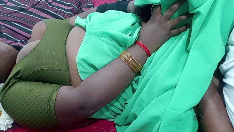 Veni: Une femme au foyer en sari vert se fait lécher...