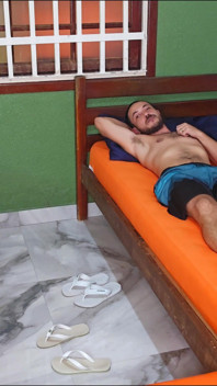 Moje žena sdílí náš pokoj se svou sexy kamarádkou s velkým zadkem