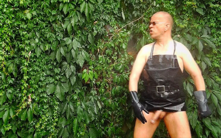 GERMANE_XL: Geile rubberen tuinman 27 (nat spelen en pissen) leuke prijs