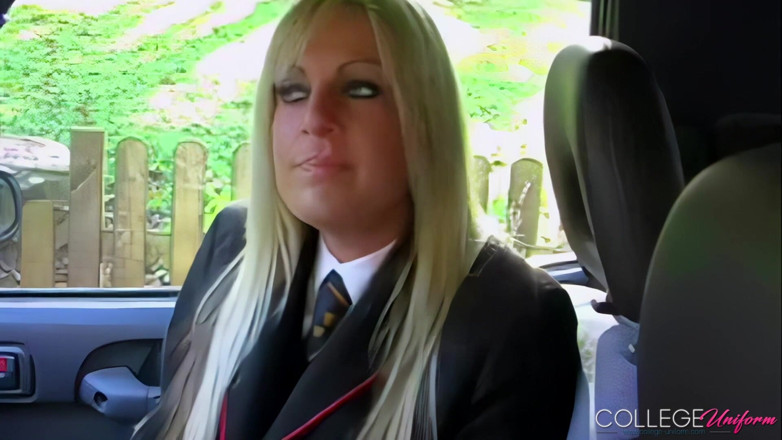 College Uniform: Wywiad z udziałem Laury Vaughan