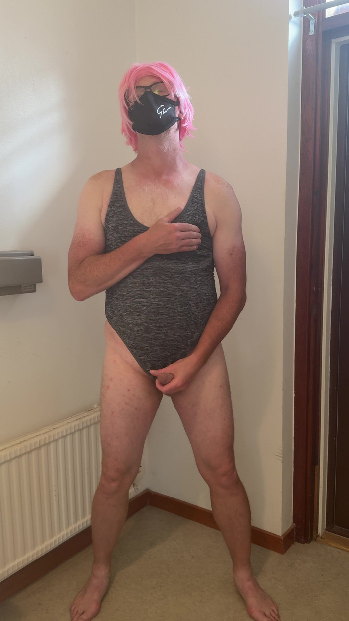 Julia Trans: La puttana dai capelli rosa si masturba e viene e...