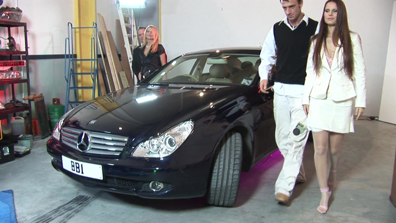 Chica Suicida DVD: Two Blondes And A Brunette Visit Men In The Garage