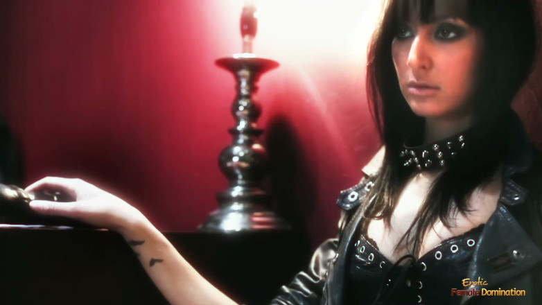 Erotic Female Domination: Dreier-action, eine feurige frau in frechen leder genießen