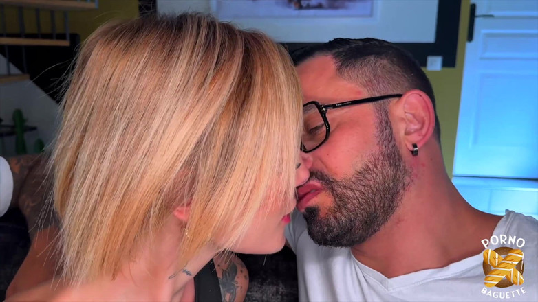 Porno Baguette: Naomie Ricci, blondă drăguță, este futută foarte tare într-un sex în trei...